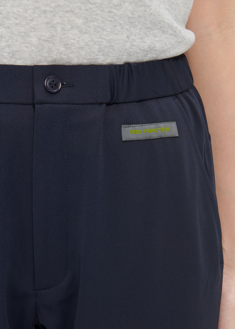 左腰前面部分にロゴがあります。